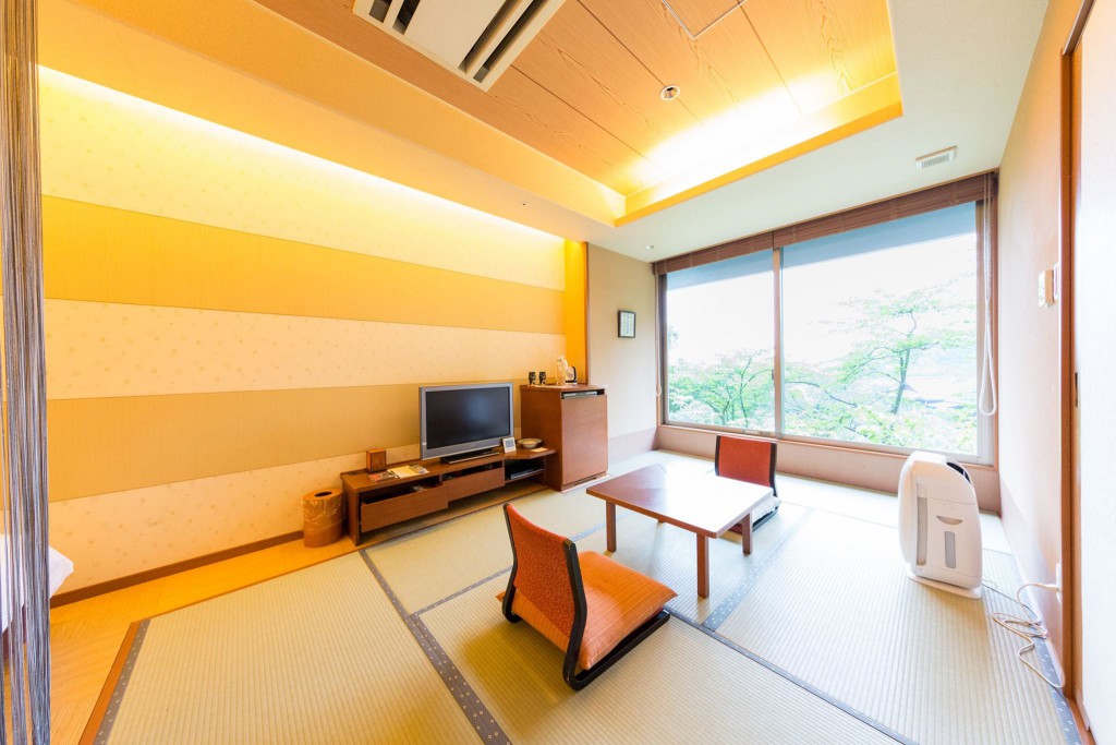 客室の大きな窓から山の緑が見えてきれい
